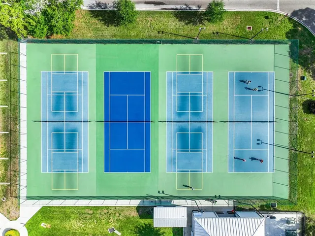 a view of a back yard