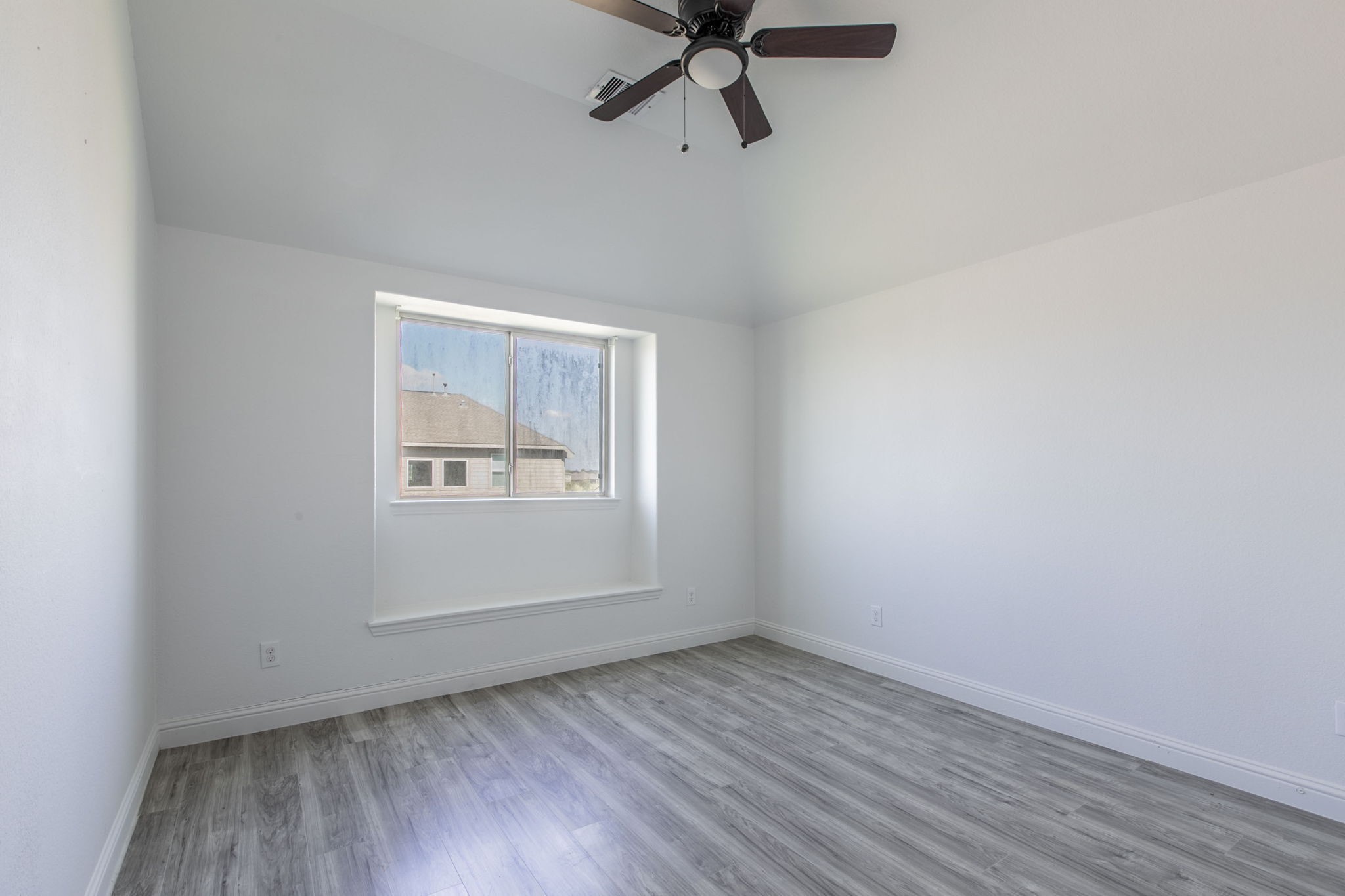 4806 Timber Gate Court Rosharon, TX 77583 - Photo 4 of 36 an empty room with a window and a ceiling fan
