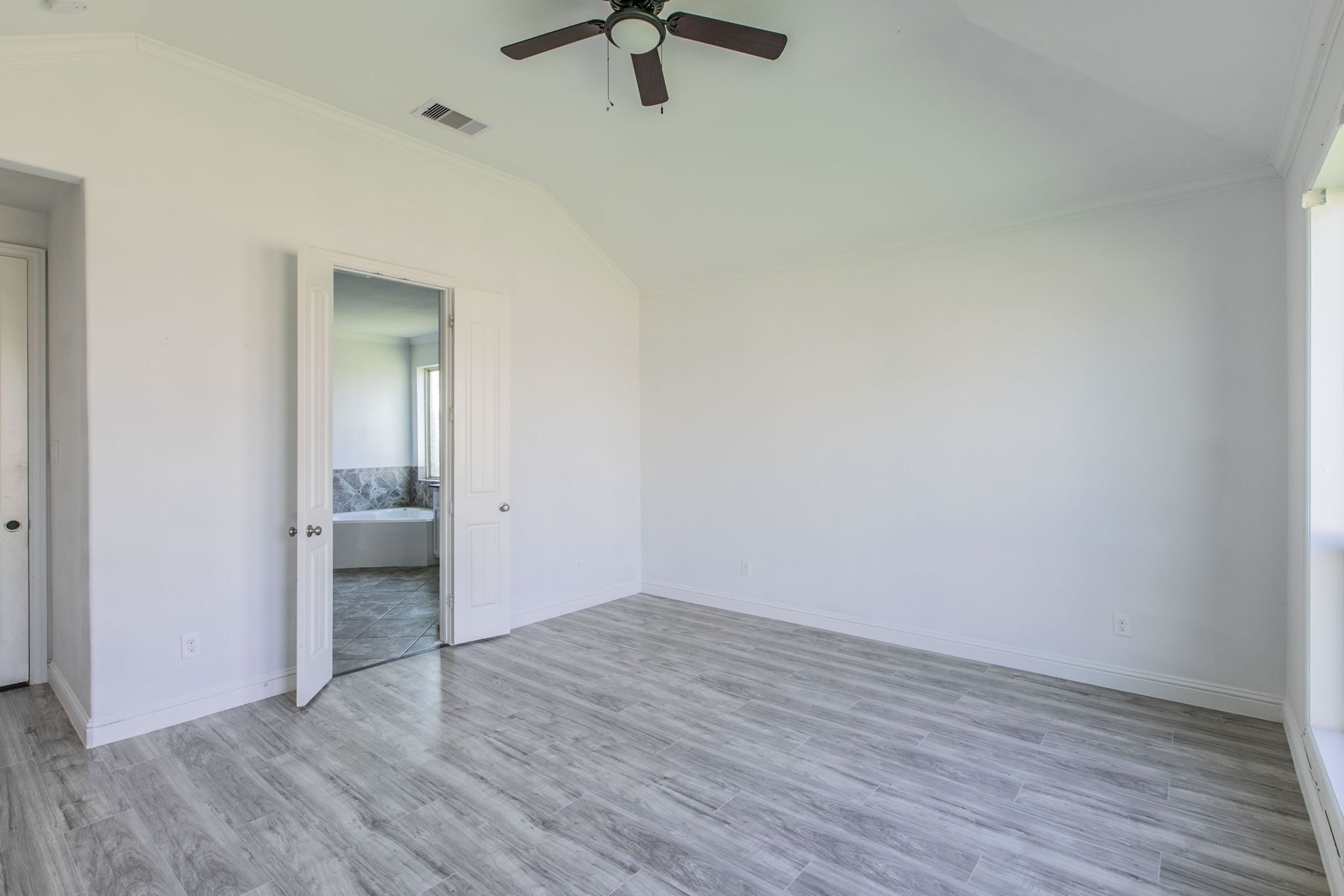 4806 Timber Gate Court Rosharon, TX 77583 - Photo 5 of 36 a view of a hallway with wooden floor and a bathroom