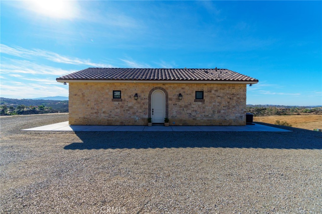 37219 Quarter Valley Road Temecula, CA 92592 - Photo 6 of 51 Beautiful home on a hill!
