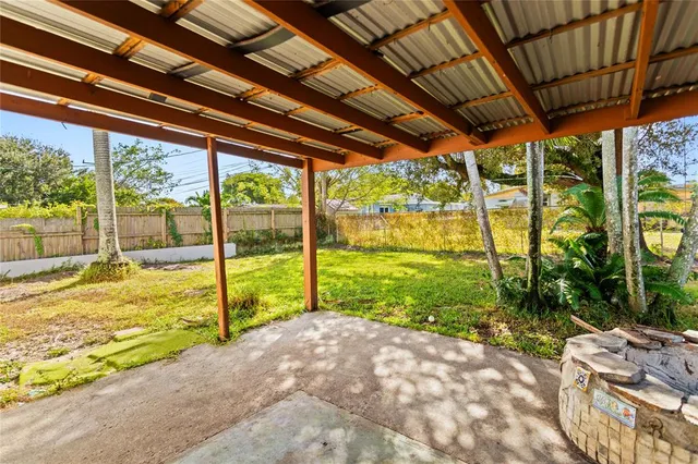 a view of a backyard