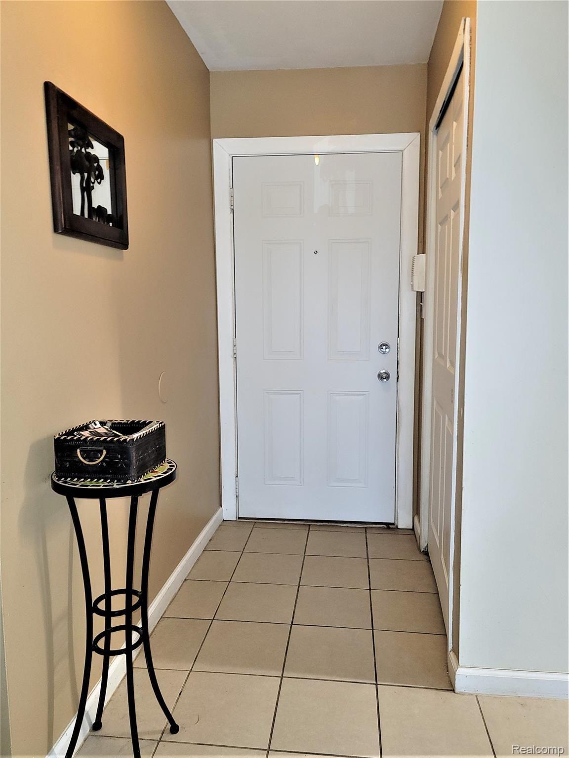 823 West Maple Road Clawson, MI 48017 - Photo 6 of 11 Foyer.jpg