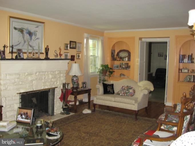 3205 Pinkney Road Baltimore, MD 21215 - Photo 3 of 7 Living Room