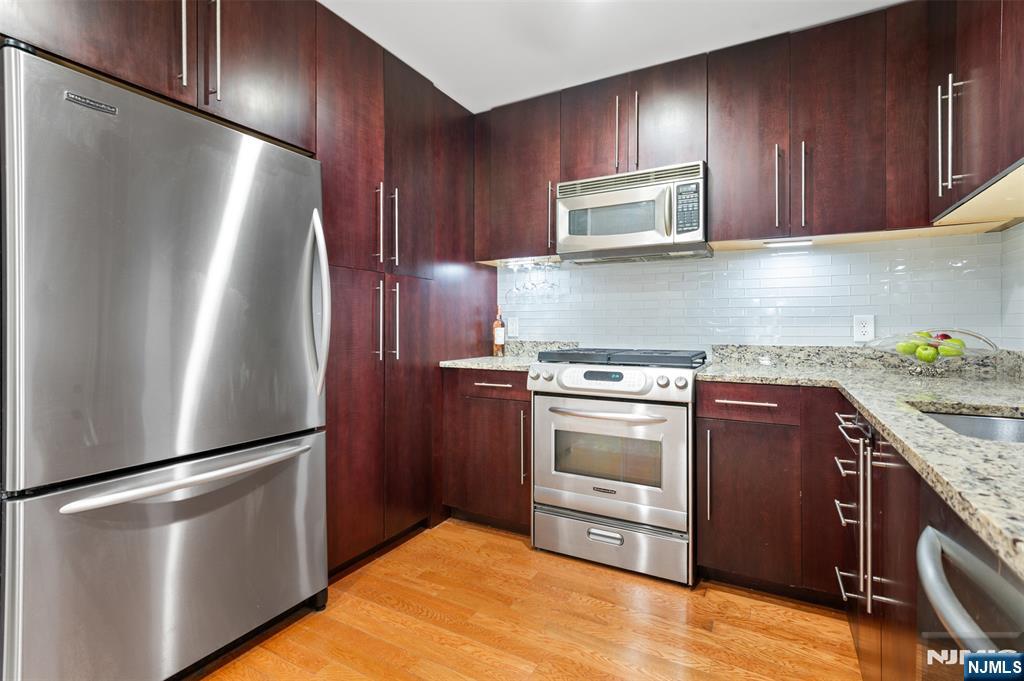 1017 Hudson Park, Unit 1017 Edgewater, NJ 07020 - Photo 2 of 26