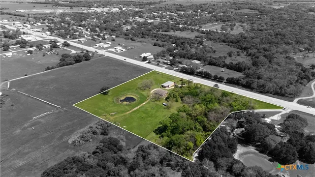 an aerial view of a tennis ground