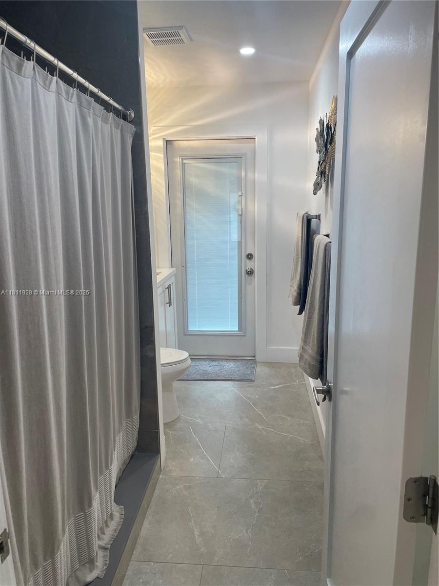 19700 Southwest 184th Street Miami, FL 33187 - Photo 22 of 52 a view of a bathroom