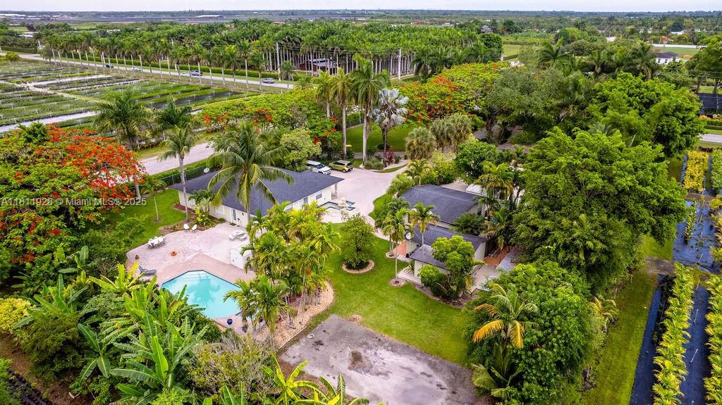 19700 Southwest 184th Street Miami, FL 33187 - Photo 50 of 52 a view of a garden