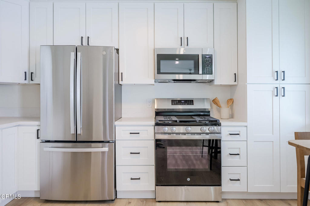 97 Everett Street, Unit B Moorpark, CA 93021 - Photo 10 of 28 a kitchen with a stove and a refrigerator