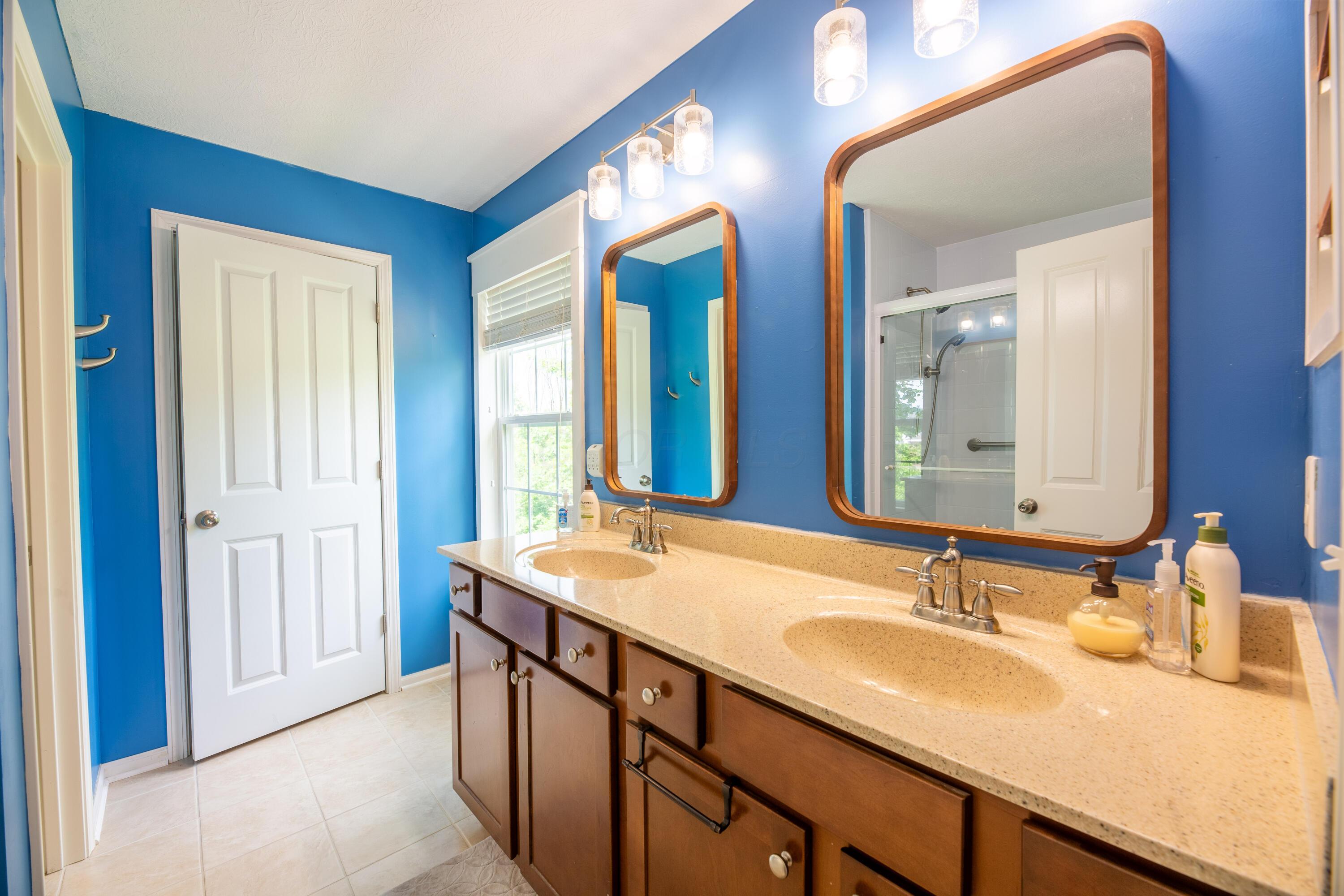 8034 Ravine Run Lane Columbus, OH 43235 - Photo 32 of 57 Owner's bath