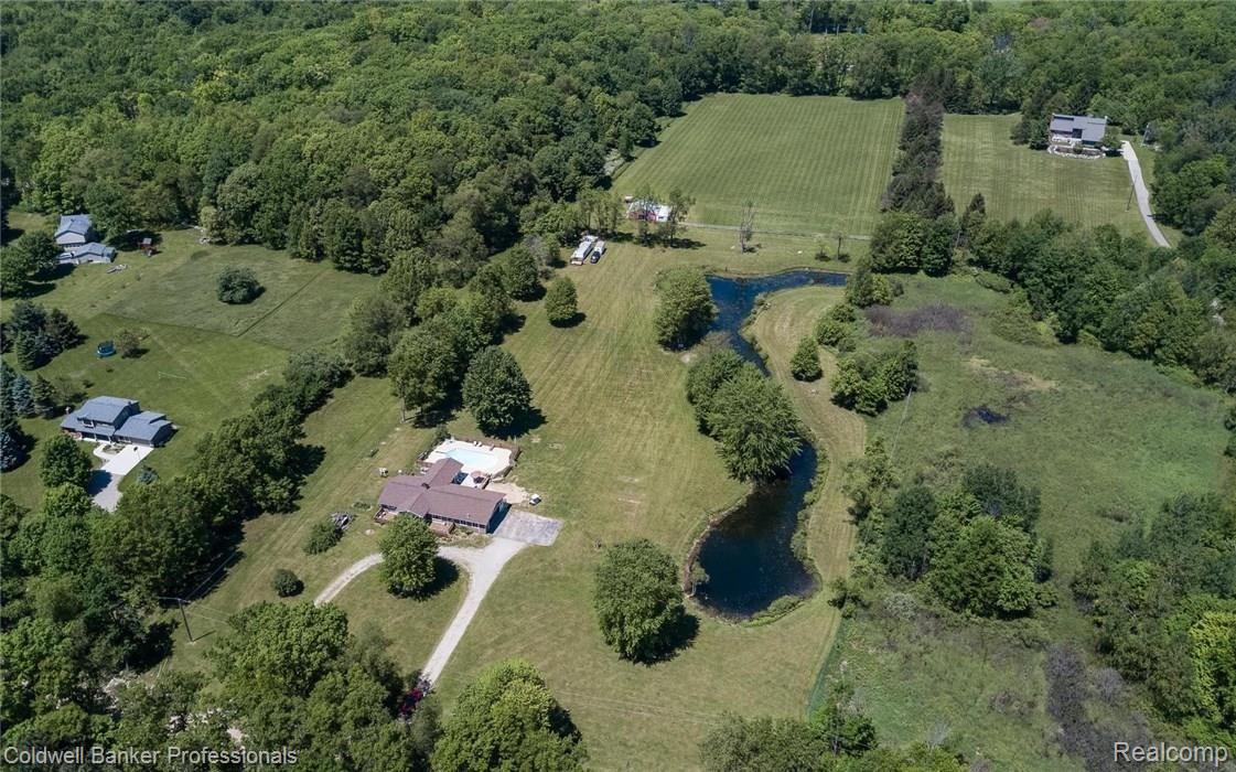 8600 Knox Road Clarkston, MI 48348 - Photo 8 of 42 16.jpg