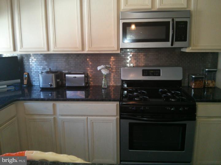 1913 Ashley Road Philadelphia, PA 19138 - Photo 8 of 25 Kitchen