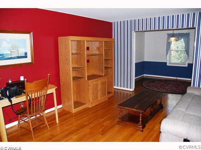 1813 Murdoch Road Richmond, VA 23229 - Photo 2 of 10 Living Room