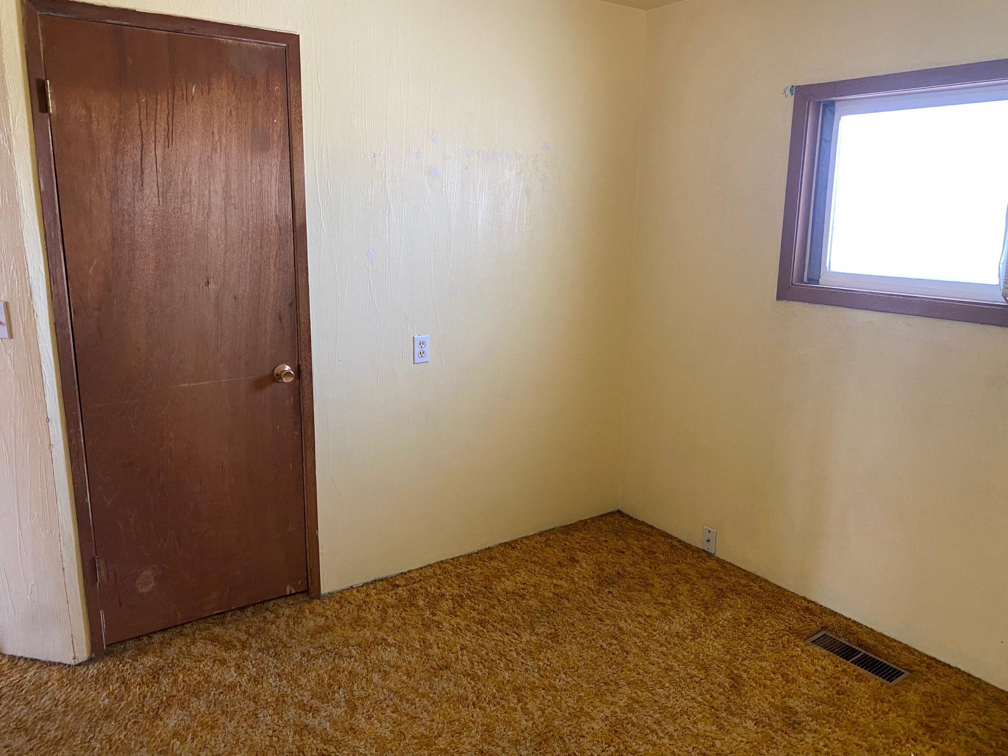 2871 Reeves Road Sunnyside, WA 98944 - Photo 14 of 27 an empty room with a window
