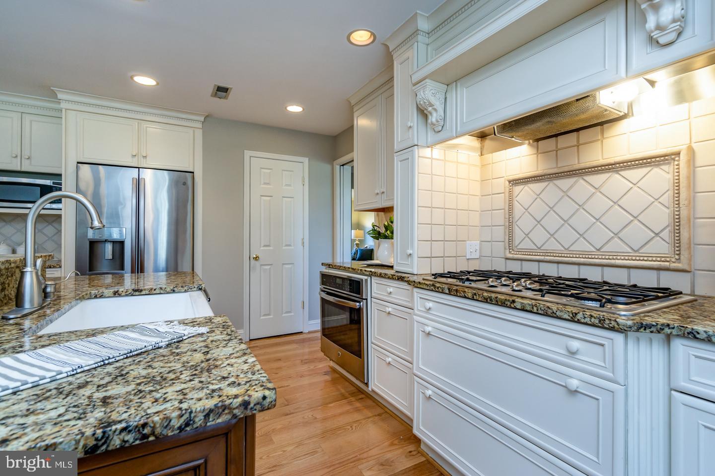 13351 Point Rider Lane Herndon, VA 20171 - Photo 11 of 39 Designer white cabinets and backsplash