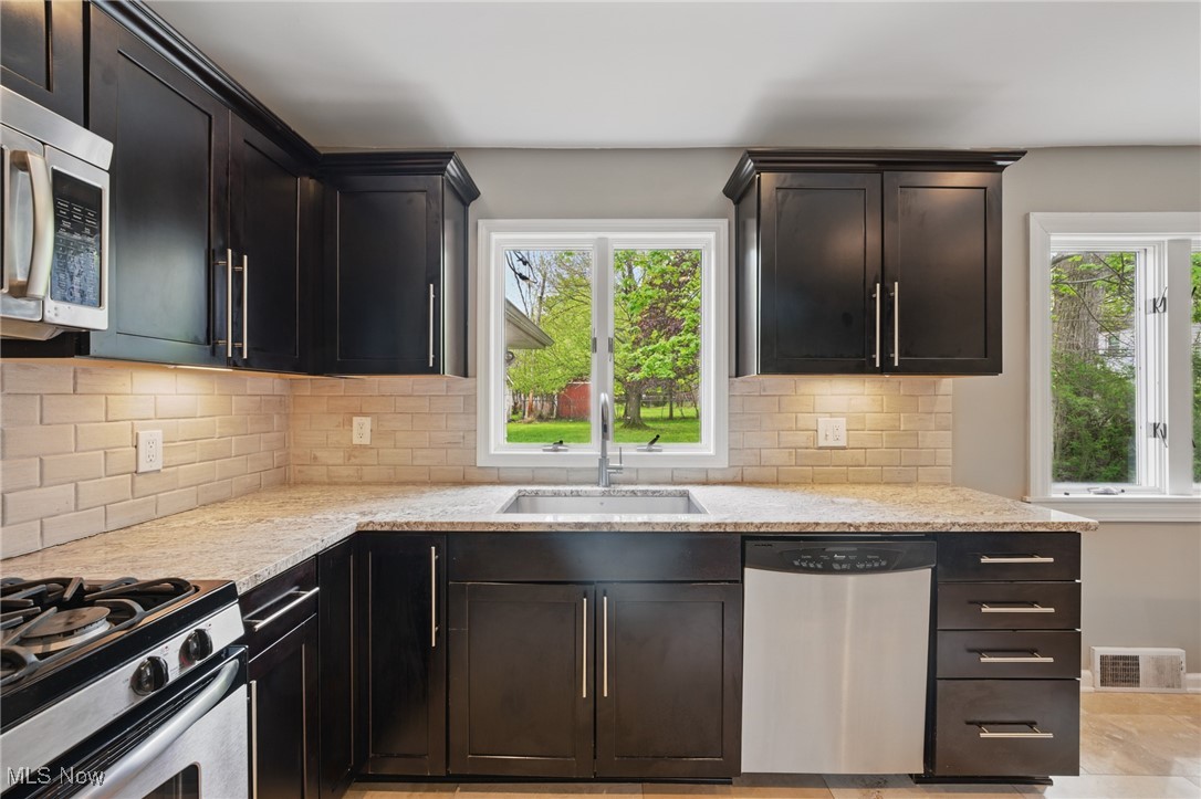 1315 Clearview Road Cleveland, OH 44124 - Photo 12 of 28