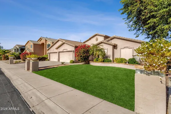 a view of a front of house with a yard