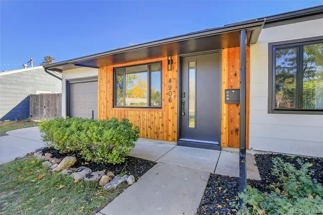 a front view of house with yard