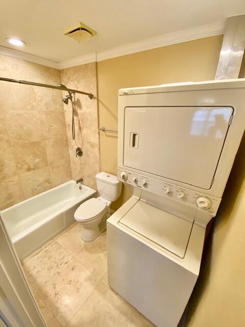605 Colonial Drive, Unit 5 Fort Walton Beach, FL 32547 - Photo 17 of 31 a bathroom with a sink a mirror and a bathtub