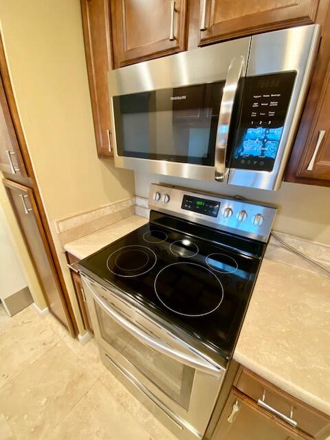 605 Colonial Drive, Unit 5 Fort Walton Beach, FL 32547 - Photo 8 of 31 a close view of stove and microwave