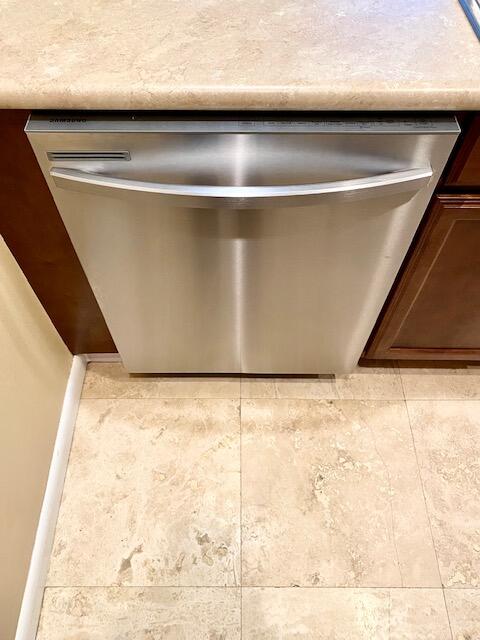 605 Colonial Drive, Unit 5 Fort Walton Beach, FL 32547 - Photo 9 of 31 a close view of sink