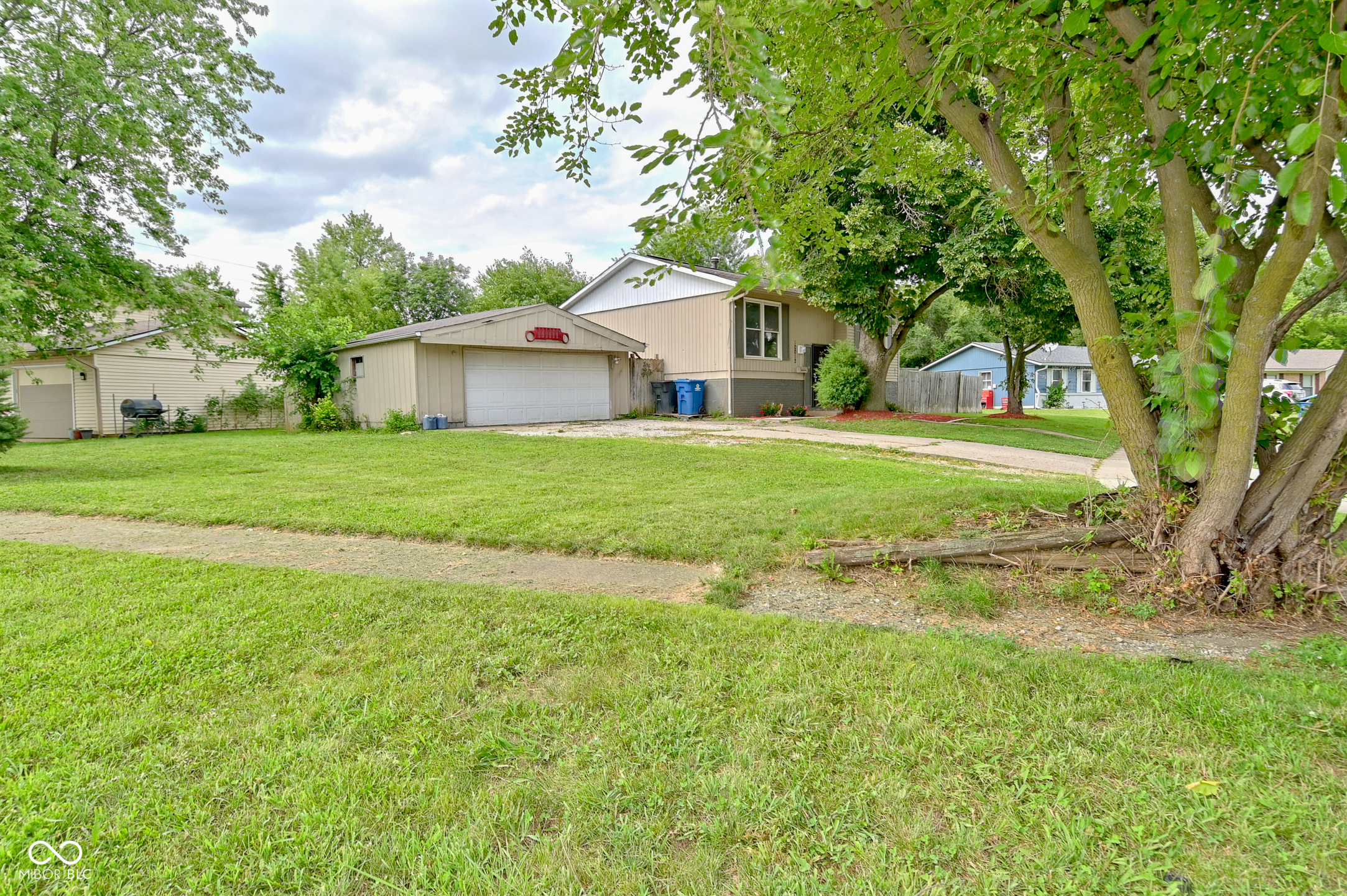 10012 Ridgefield Drive Indianapolis, IN 46235 - Photo 3 of 40 Gallery Image 3