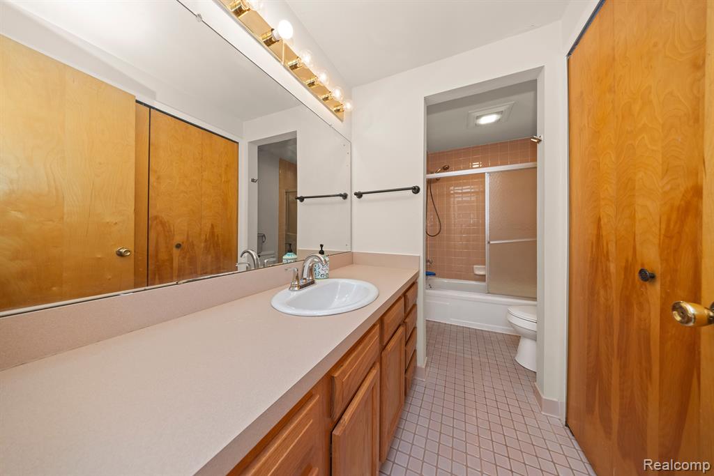 694 Tennyson Rochester Hills, MI 48307 - Photo 14 of 28