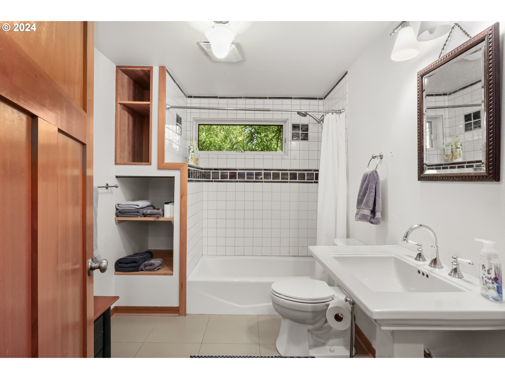 7 Rattlesnake Road White Salmon, WA 98672 - Photo 11 of 41 a bathroom with a sink toilet and shower
