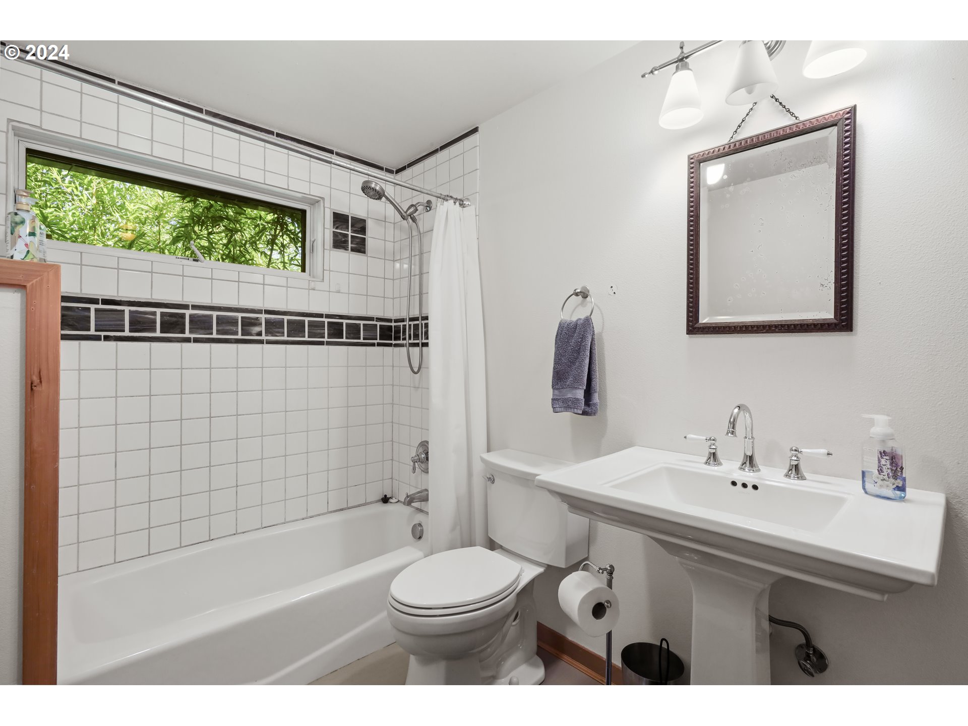 7 Rattlesnake Road White Salmon, WA 98672 - Photo 12 of 41 a bathroom with a sink toilet and shower