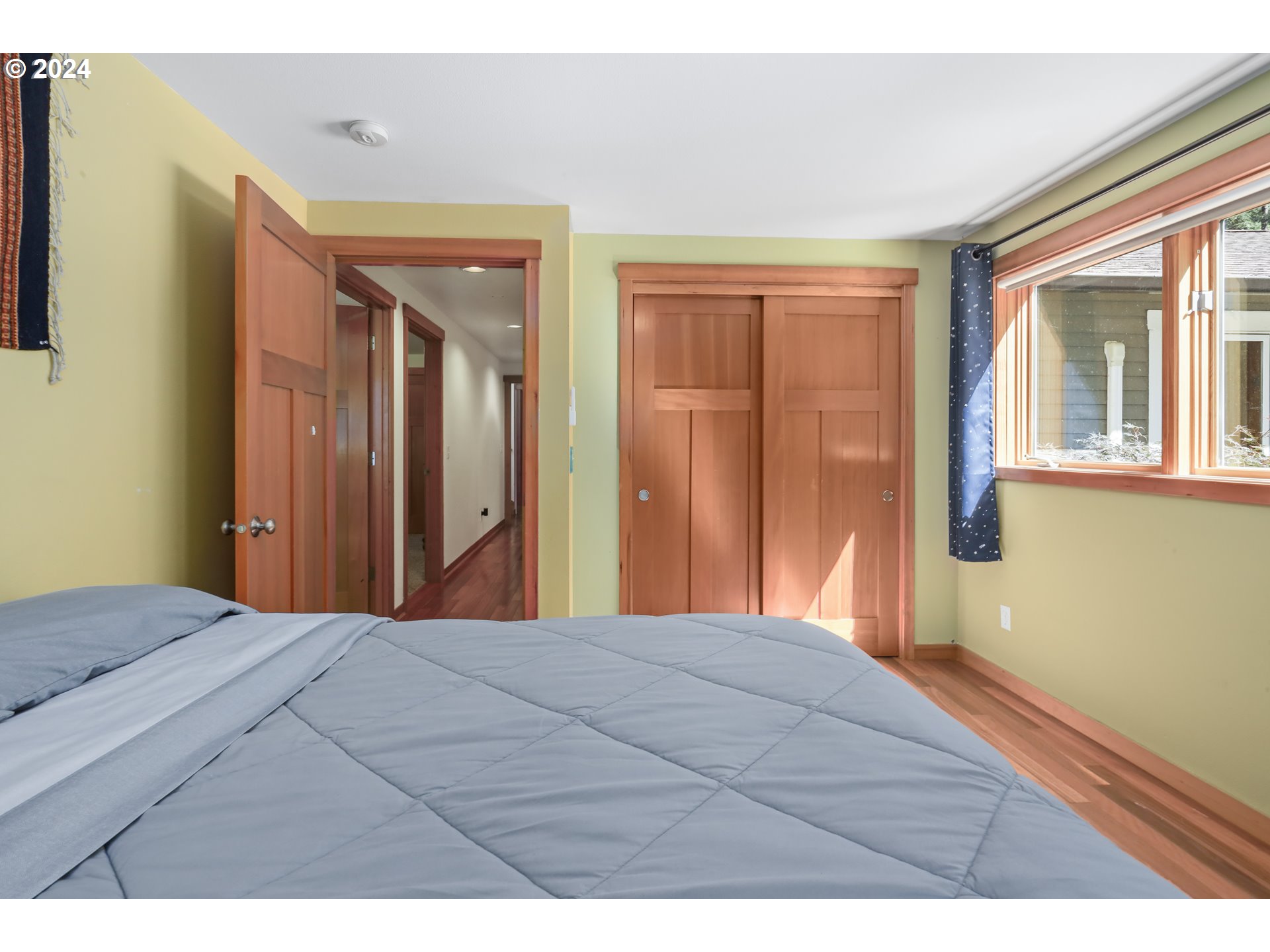 7 Rattlesnake Road White Salmon, WA 98672 - Photo 15 of 41 a bedroom with a bed and a window