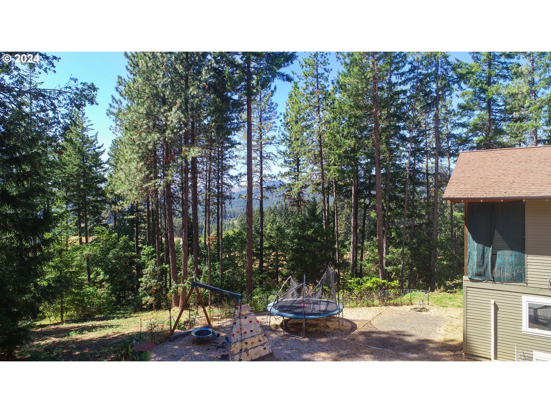 7 Rattlesnake Road White Salmon, WA 98672 - Photo 21 of 41 a view of a backyard