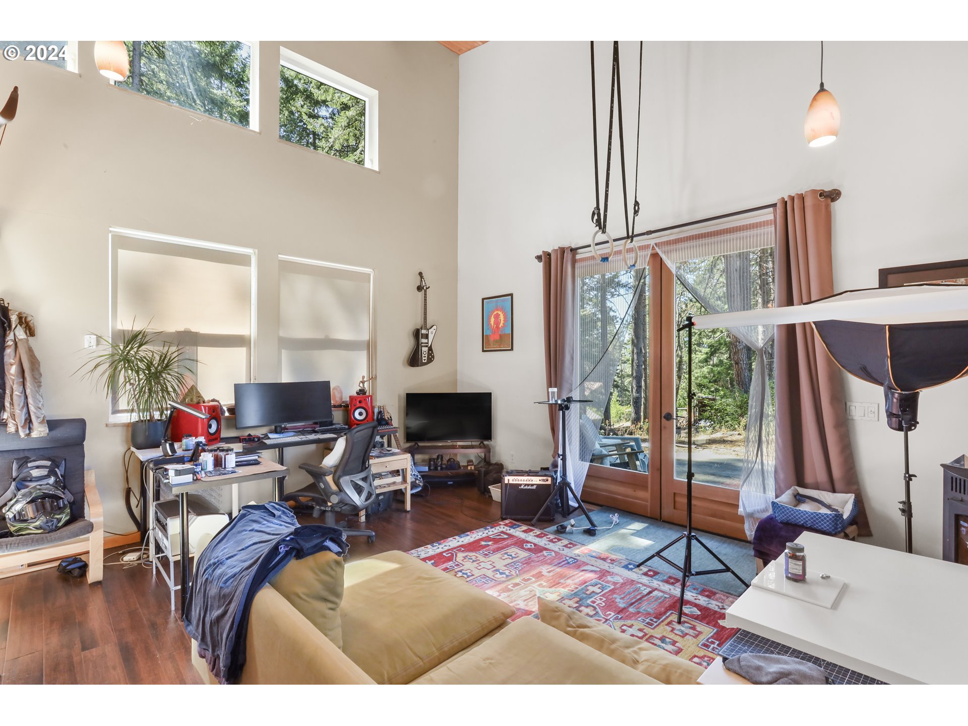 7 Rattlesnake Road White Salmon, WA 98672 - Photo 24 of 41 a living room with furniture and a large window
