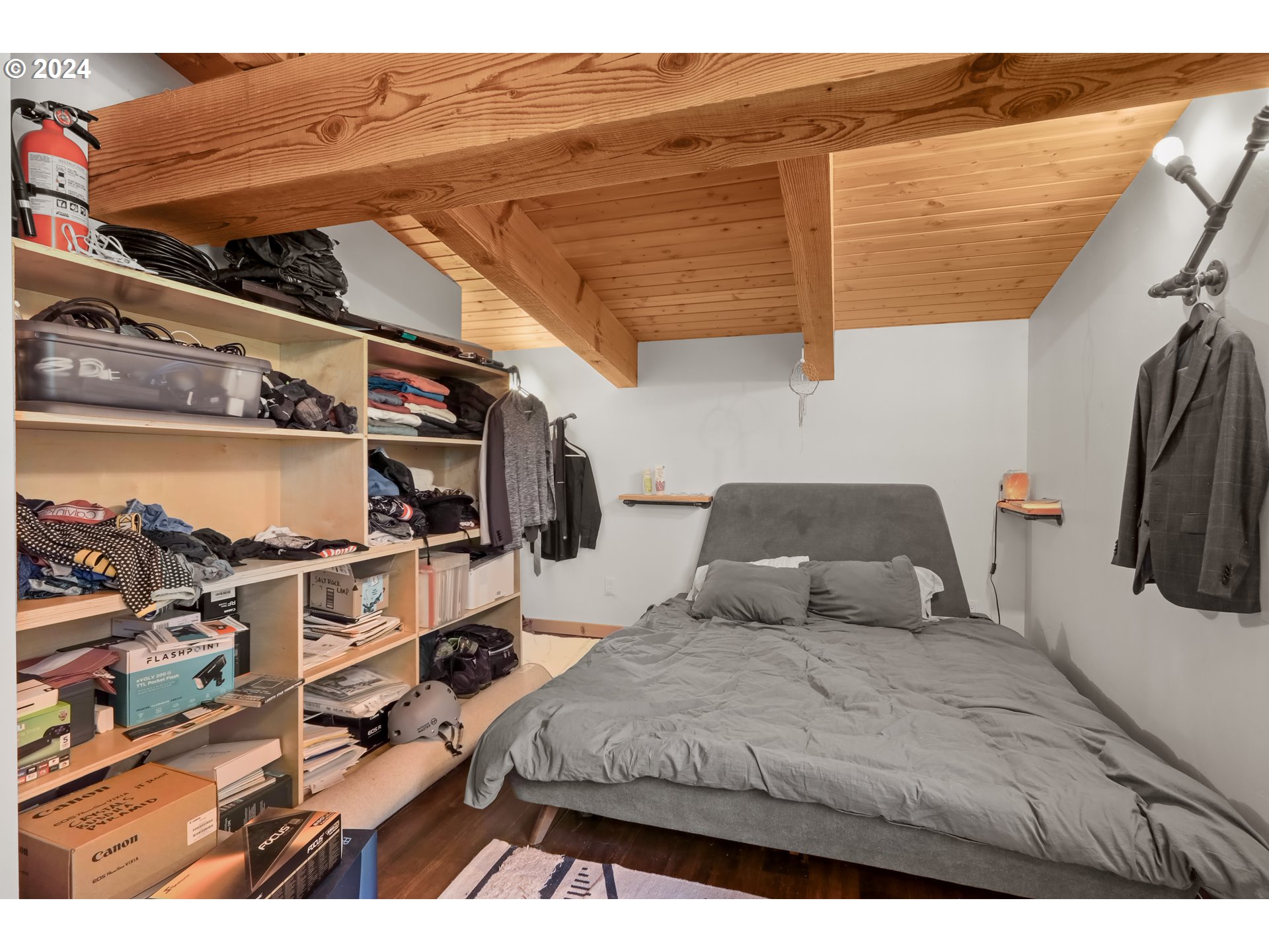 7 Rattlesnake Road White Salmon, WA 98672 - Photo 25 of 41 a bedroom with a bed and a tv