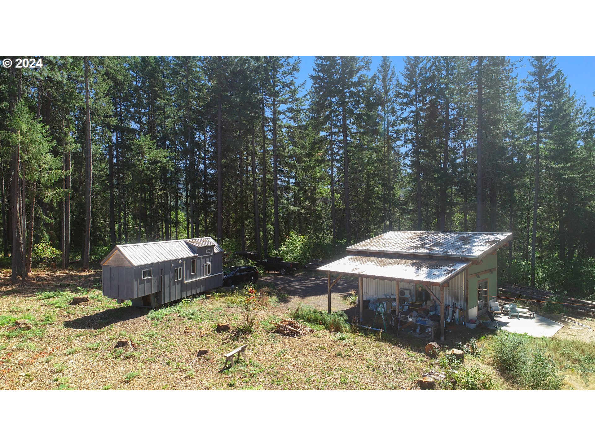7 Rattlesnake Road White Salmon, WA 98672 - Photo 27 of 41 a view of a backyard with a barn and a fountain