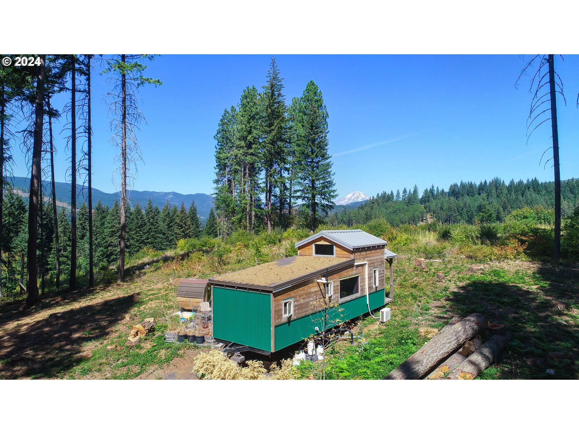 7 Rattlesnake Road White Salmon, WA 98672 - Photo 28 of 41 a balcony with a table and chairs