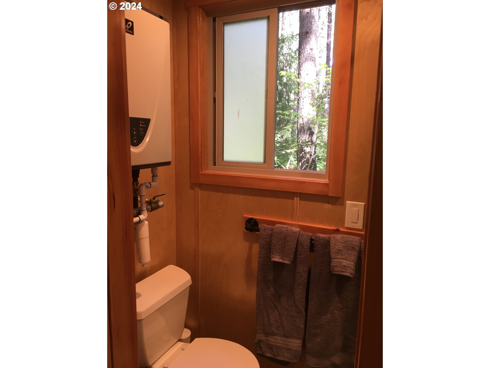 7 Rattlesnake Road White Salmon, WA 98672 - Photo 36 of 41 a bathroom with a toilet sink and mirror