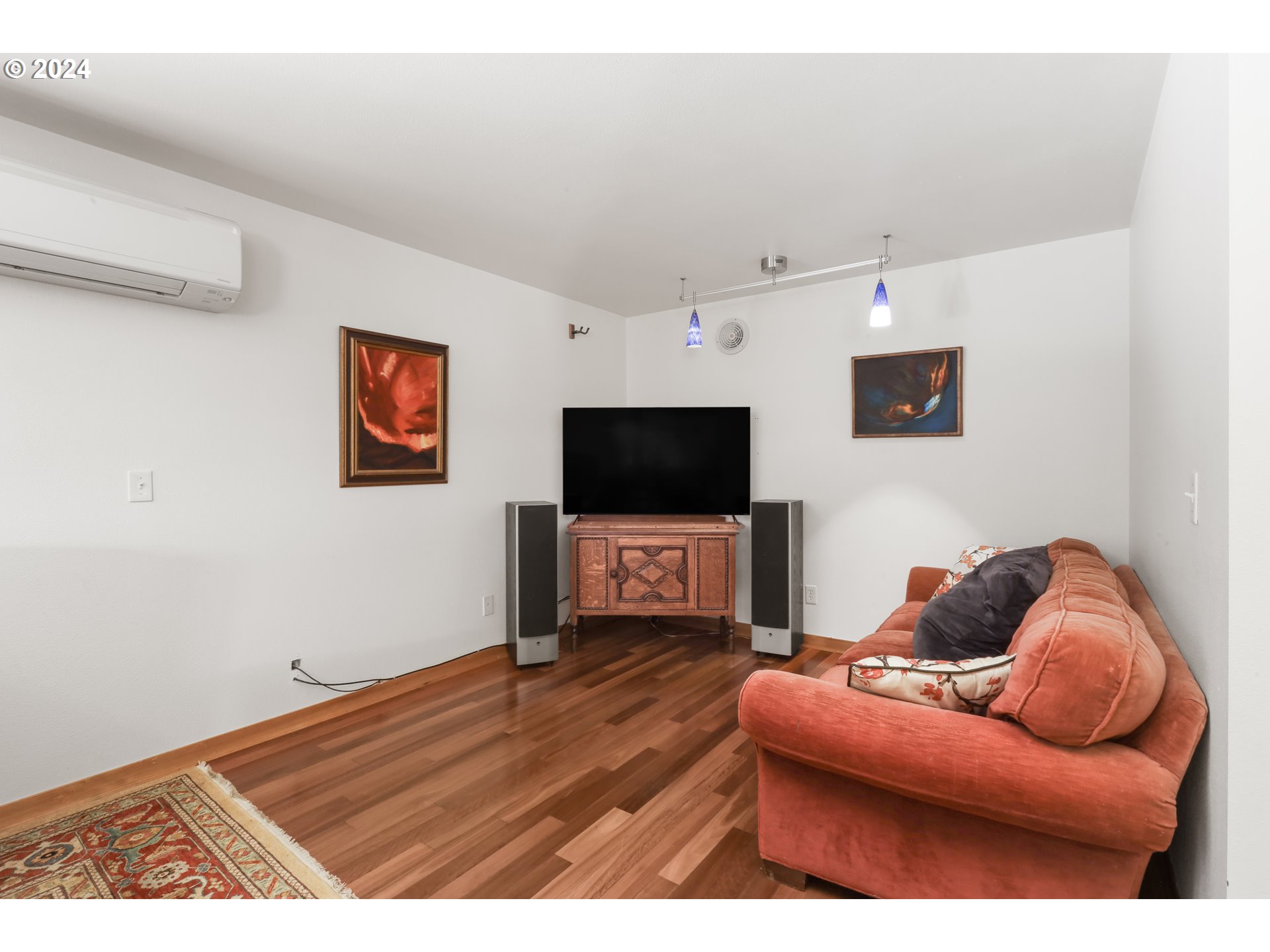 7 Rattlesnake Road White Salmon, WA 98672 - Photo 10 of 41 a living room with furniture and a flat screen tv