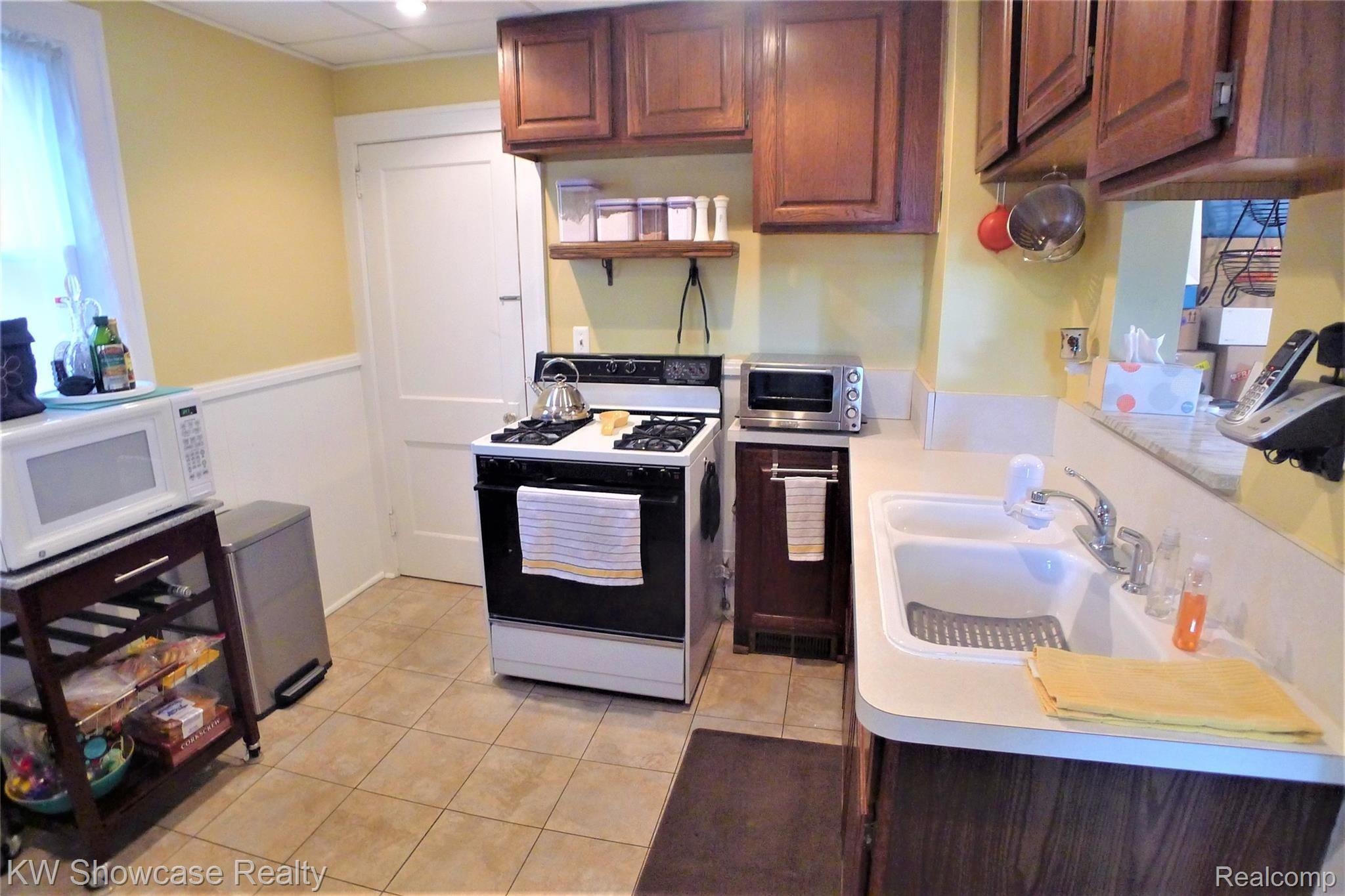 20934 Moross Road Grosse Pointe, MI 48236 - Photo 9 of 31 All Kitchen Appliances included.