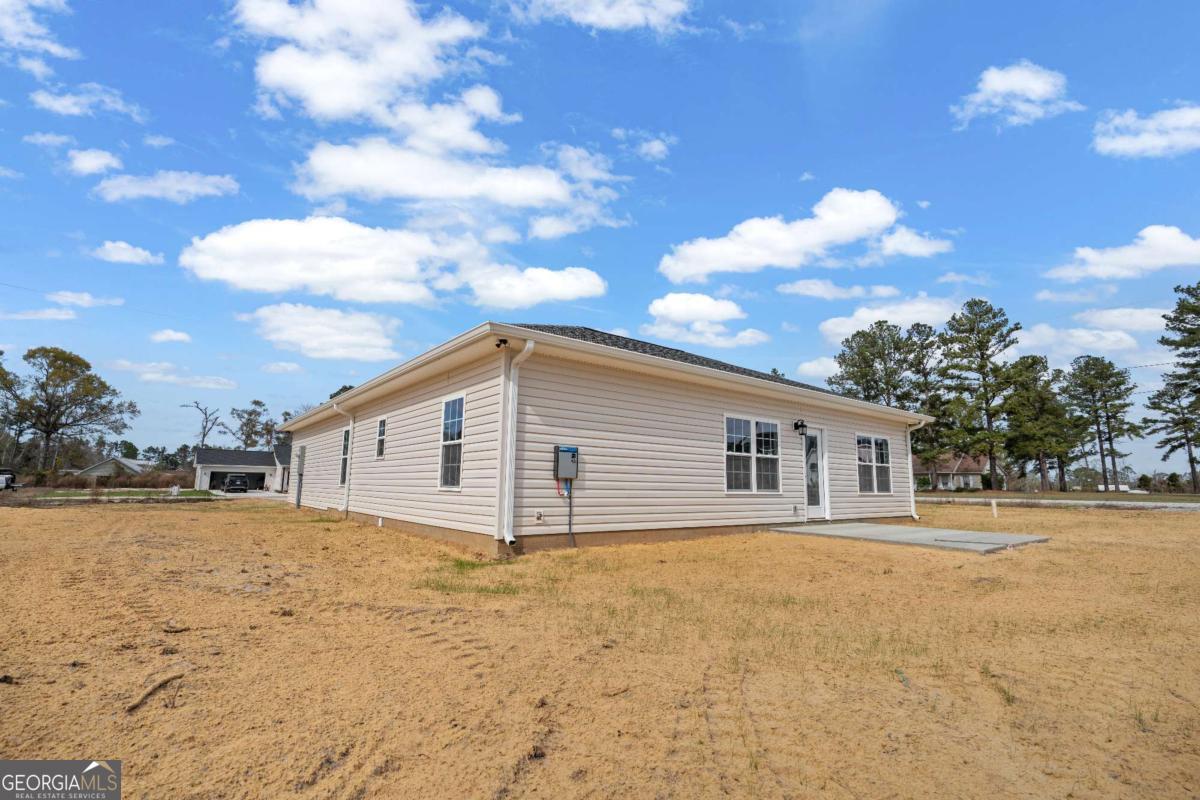 96 Beech Road Hazlehurst, GA 31539 - Photo 6 of 32 a view of a house with a yard