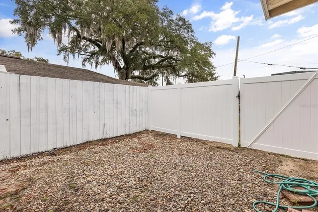 a view of a backyard