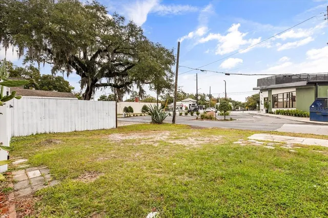 a view of a yard with a house