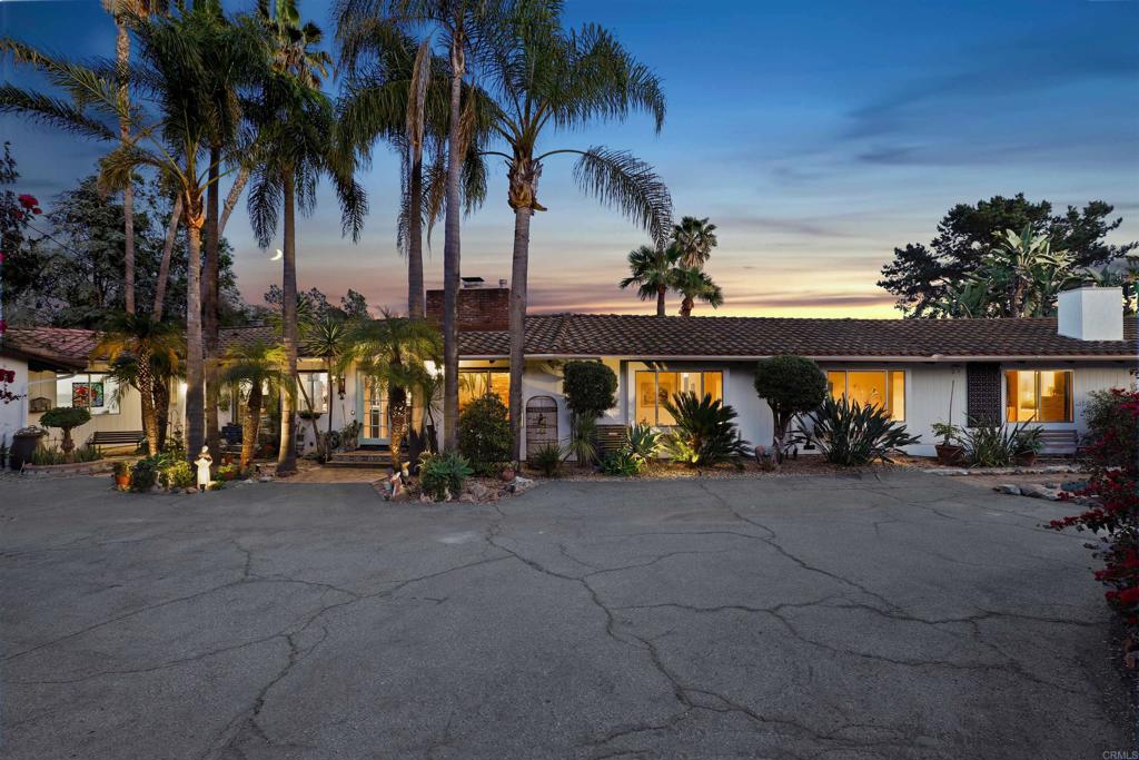 826 Ora Avo Drive Vista, CA 92084 - Photo 51 of 52 a view of a chairs and tables in patio