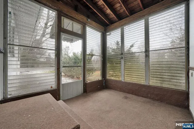 a view of yard with trees