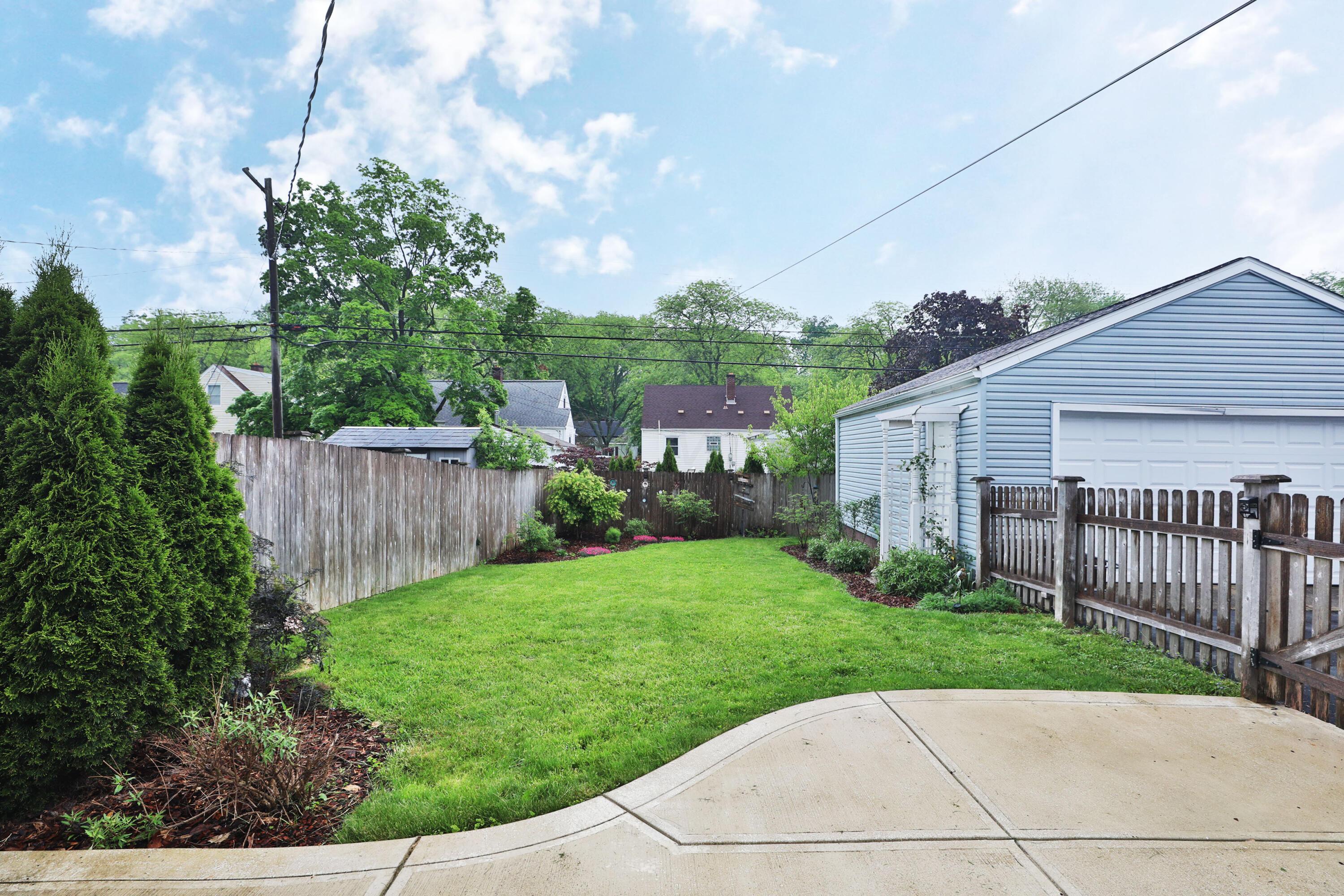 562 Northridge Road Columbus, OH 43214 - Photo 39 of 45 Patio/Yard