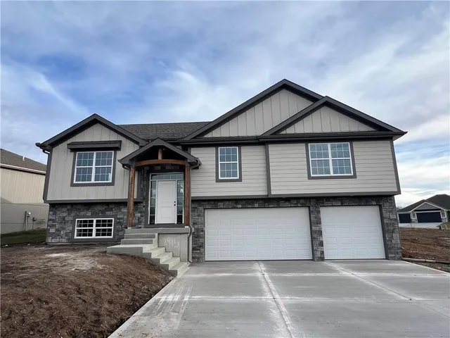 $430,000 | 22915 South Ridgeview Drive, Peculiar, MO 64078