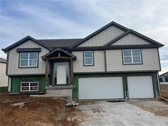 $430,000 | 22915 South Ridgeview Drive, Peculiar, MO 64078