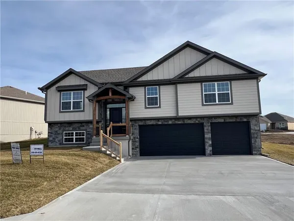 $424,000 | 22915 South Ridgeview Drive, Peculiar, MO 64078