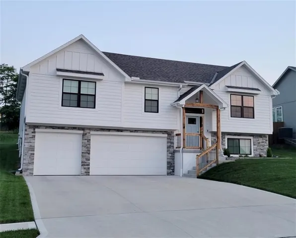 $430,000 | 22915 South Ridgeview Drive, Peculiar, MO 64078