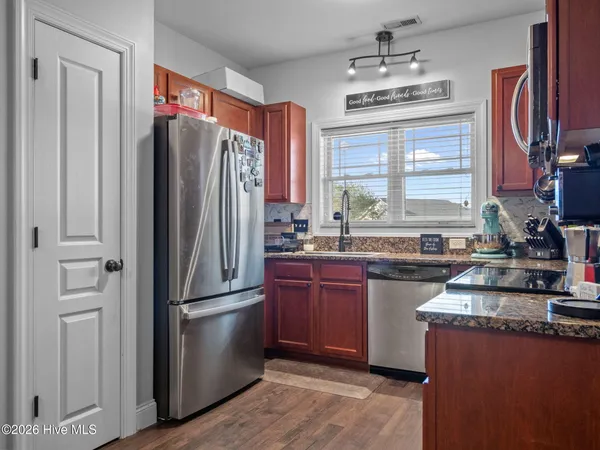 $2,000 | 305 Battery Park Court, Swansboro, NC 28584
