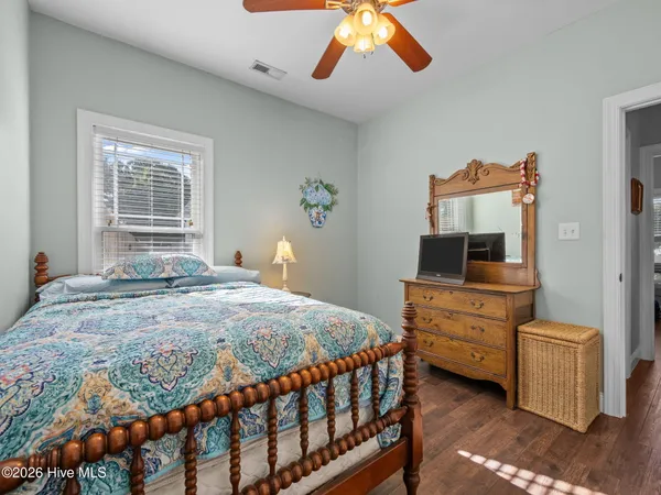 $2,000 | 305 Battery Park Court, Swansboro, NC 28584