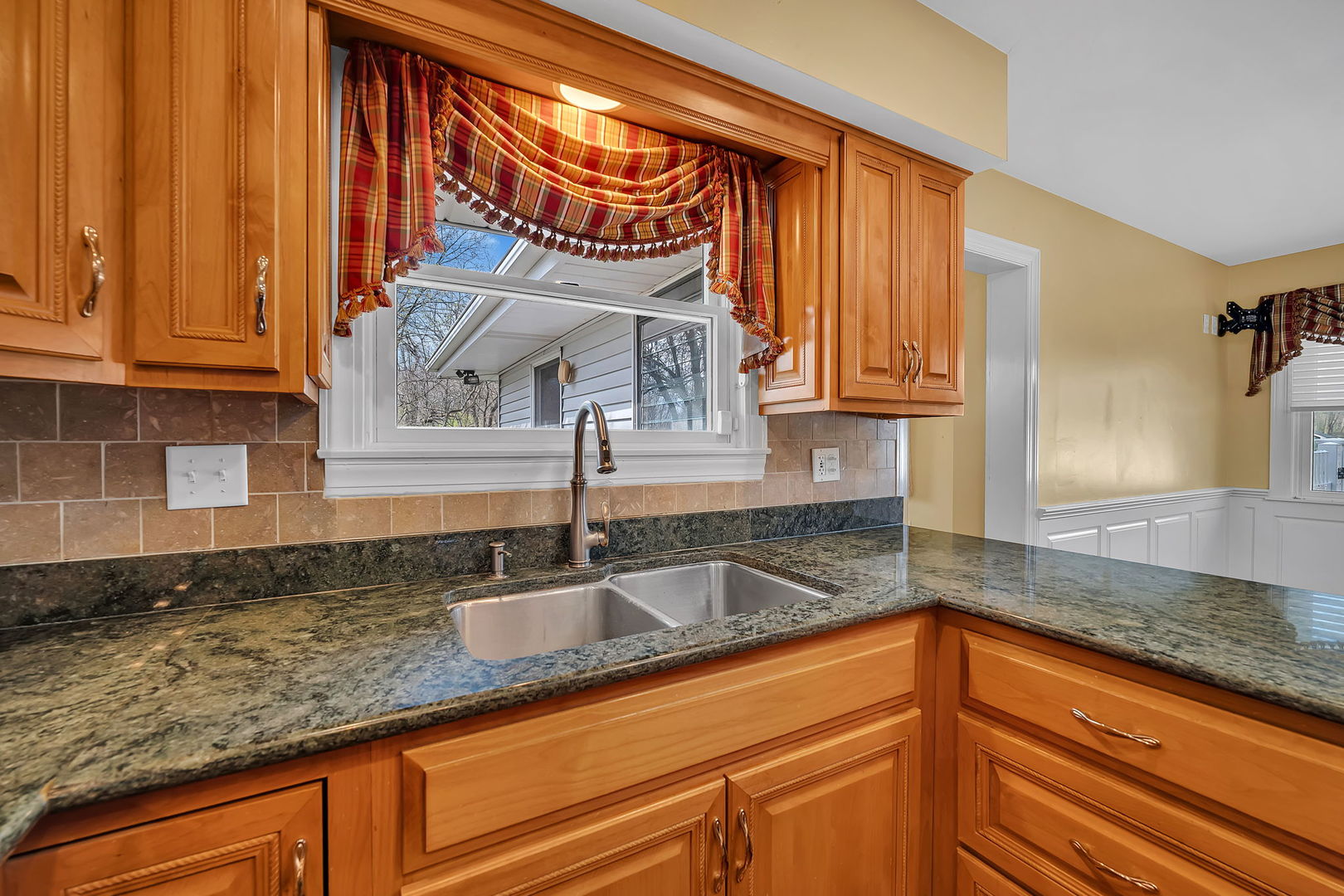 2434 Erskine Road Joliet, IL 60433 - Photo 3 of 28